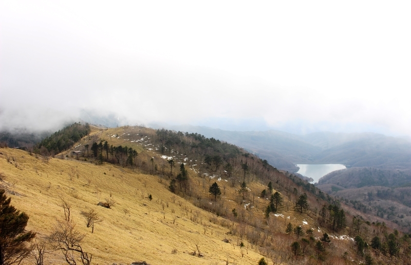 稜線から望む大菩薩湖