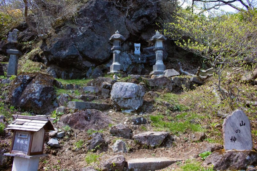 登山道入り口の神社