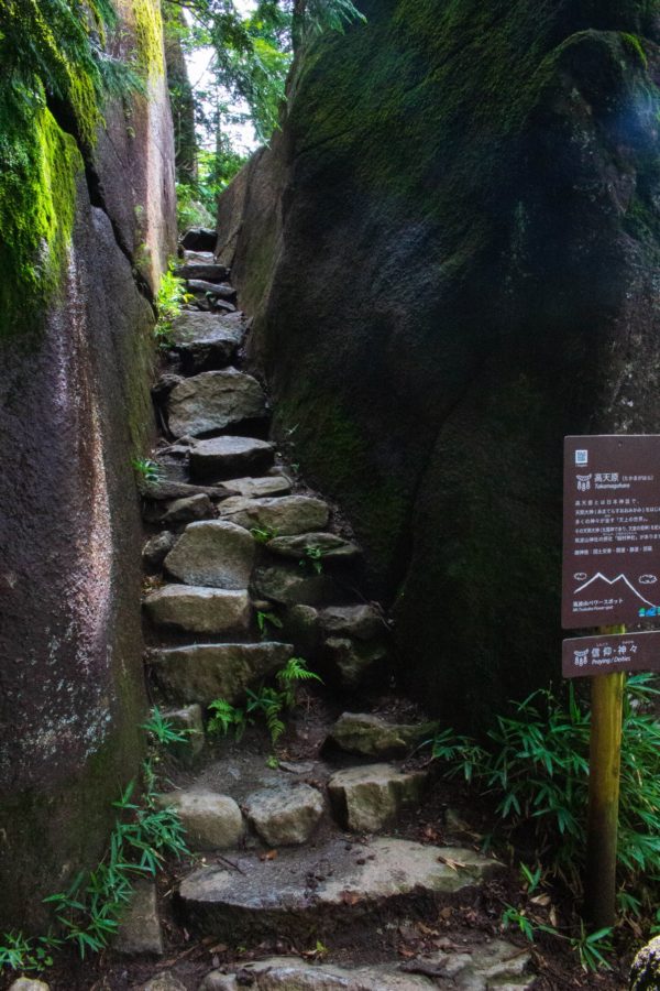 巨岩の脇に作られた階段